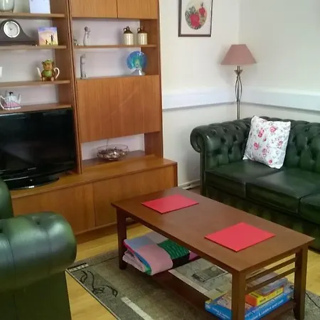 The Townhouse 2* Elphin